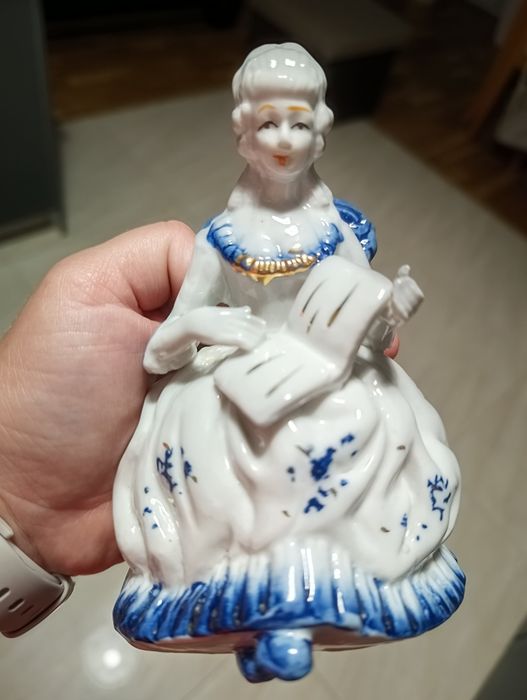Porcelanowa dama z książką