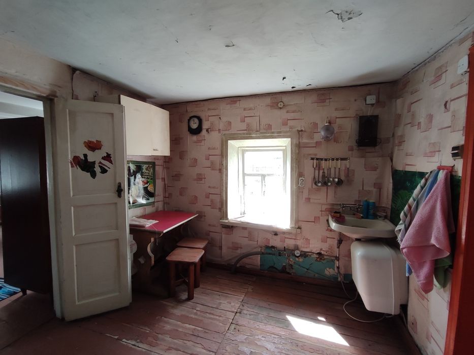 Продам пів будинку та 10 соток землі в Лазарівці