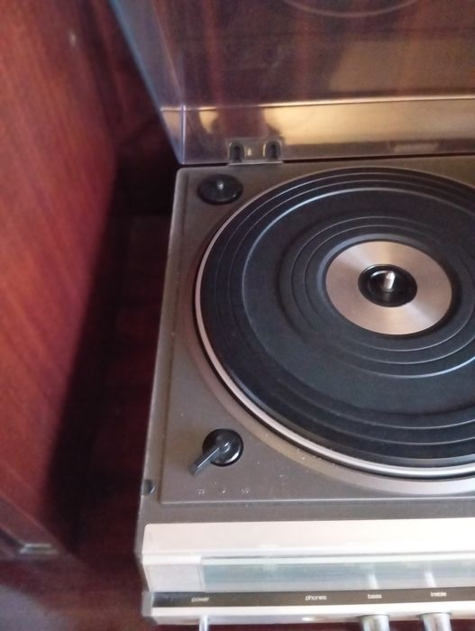 Aparelhagem, com gira discos e leitor de cassetes