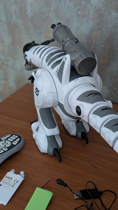 Dinossauro robô com comando