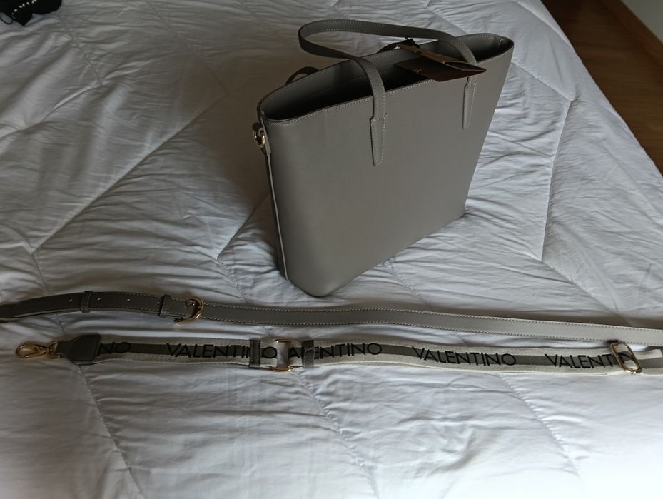 Mala Valentino  em cinzento