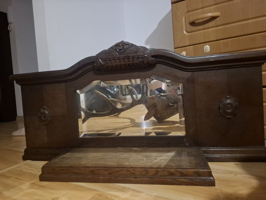 Śliczna dębowa pólka z lustrem.