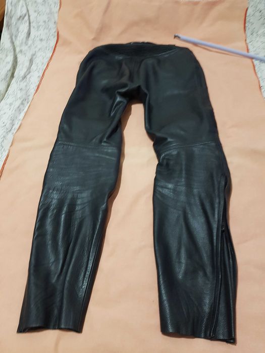 Байкерские штаны кожаные.