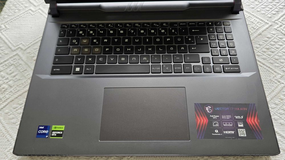 MSI Vector 17 HX A13VHG – i9-13980HX / RTX 4080 / 32GB RAM / 1TB SSD / 240HZ