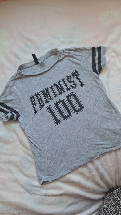 Szara krótka bluzka z napisem Feminist H&M