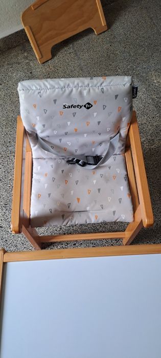 Mesa criança com cadeiras