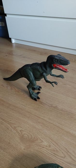 Dinossauro com comando