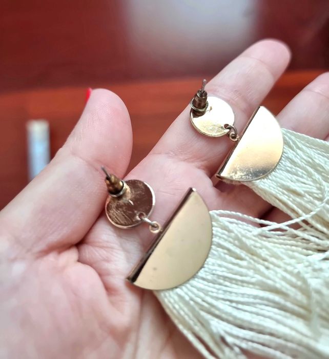 Brincos creme e dourados