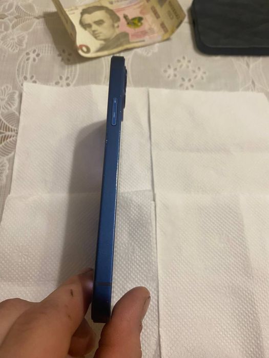 Айфон 12 з чихлом та зарядкою