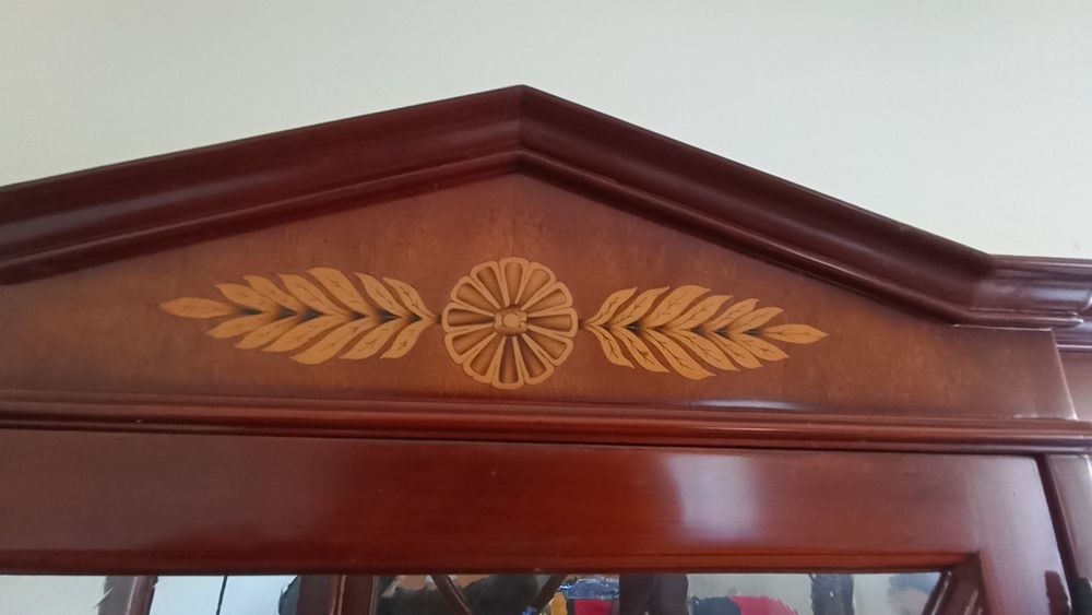 Louceiro / Vitrine Clássica com Iluminação Interior e Marchetaria