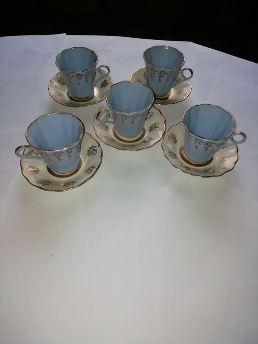 Кофейные чашки с блюдцами.