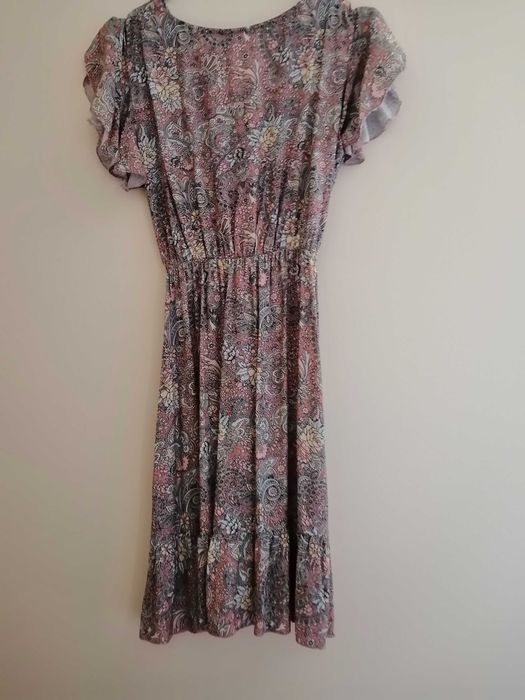 Vestido em tons de rosa muito leve.