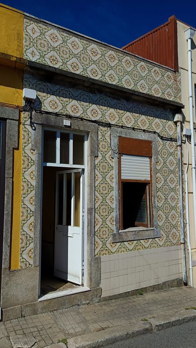 VENDIDA !! Escritura em marcacao.Casa individual para renovar