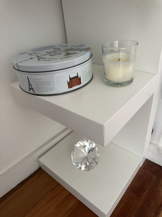 Prateleira ikea com pecas decorativas
