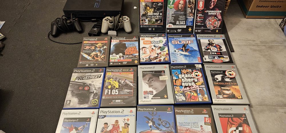 PlayStation 2 Fat (PS2) + 2 Comandos + Lote de 18 Jogos (GTA, Tekken,