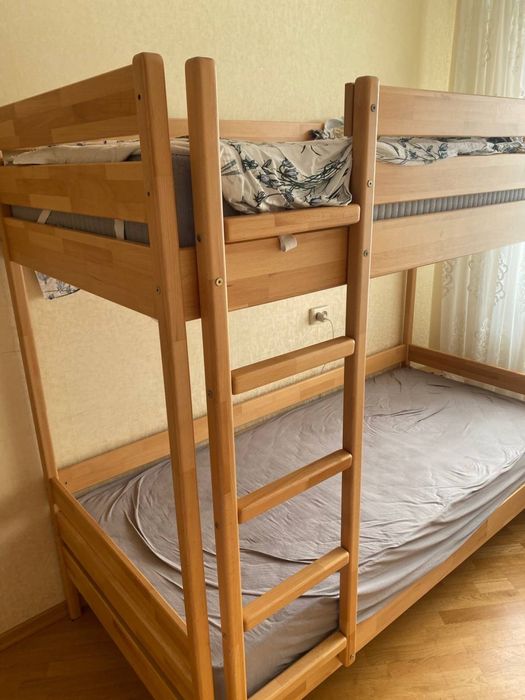 Двоярусне дерев’яне ліжко