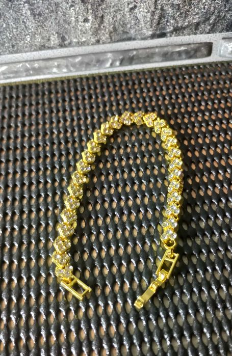 жіночий годинник і розкішний браслет зі стразами