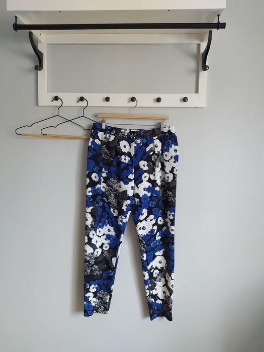 Damskie letnie spodnie białe i chabrowe kwiaty,  Papaya roz. 40