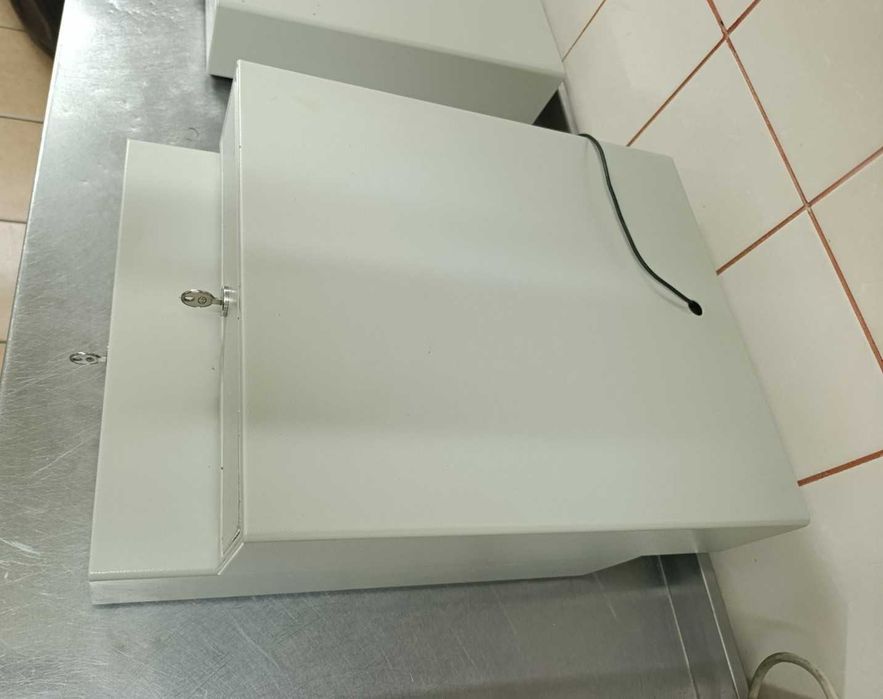 Продам б/у касовий бокс (скриня для зберігання грошей, касовий ящик) в гарному стані.