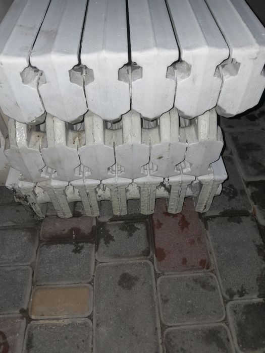 Продам чугуніе радияторі Чехія 2 по 6 1 по 7 19 секцій по 400 г за сек