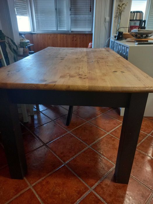 Mesa retangular em pinho maciço e muito resistente