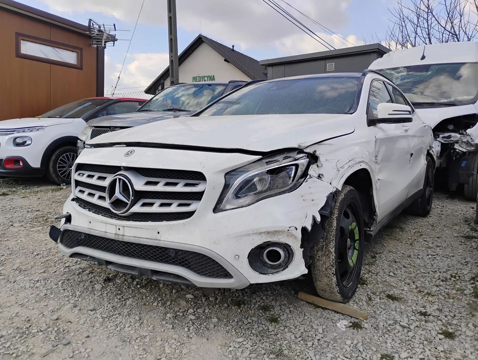 Mercedes-Benz GLA 12/2017r, 1.6 Benzyna. AUTOMAT. Uszkodzone boki. Pali.