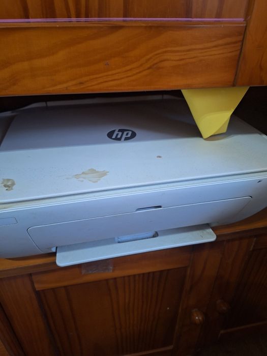 Impressora hp e mesa vermelha