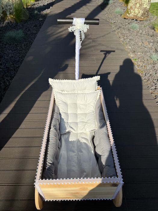Carinho de madeira feito a mão , para casamento e outros eventos ! Orçamento por mensagem privada! Cor de laço pode mudar-se sobre pedido