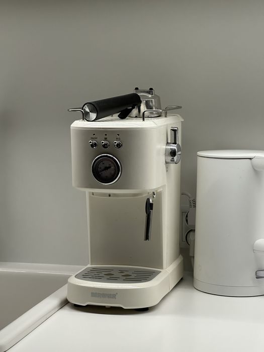 Ekspres do kawy 15 BAR Bergner Retro kolbowy beżowy