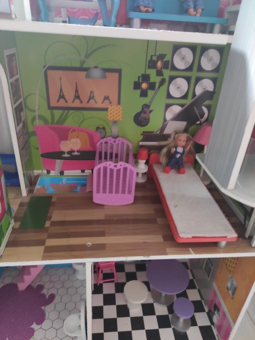 Duży domek dla lalek z mebelkami i winda