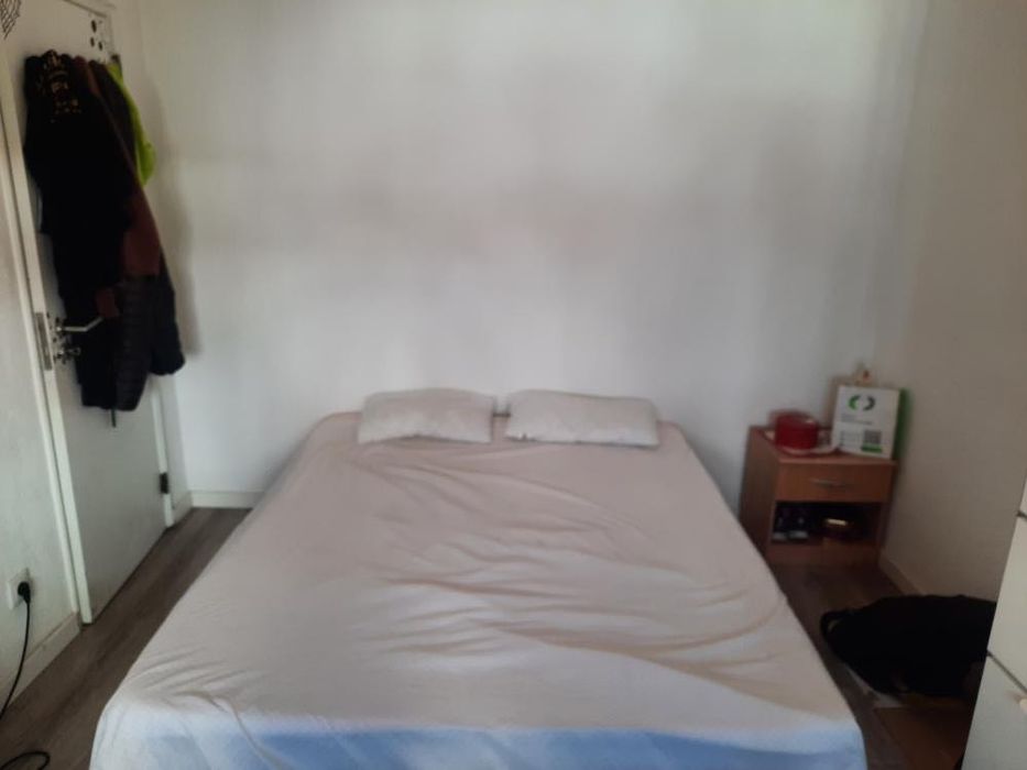 Arrenda se quarto de casal(wc privado) em Linda a velha