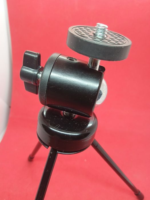 Тринога підставка металева