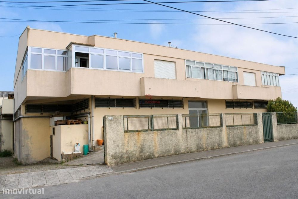 Armazém com 414m2 em Santa Cruz do Bispo, Matosinhos