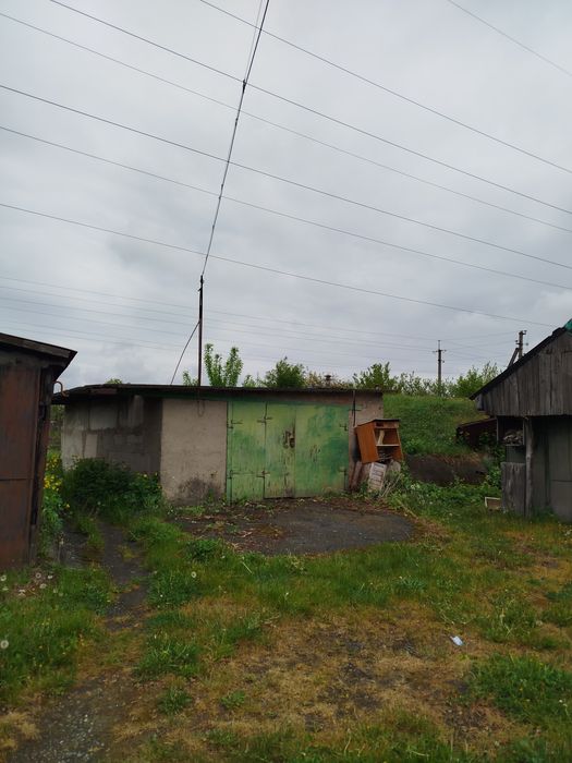 Фасадна квартира  в селищі Романів з автономним опаленням під бізнес або житло