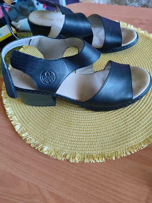 Продам гарні шкіряні босоніжки