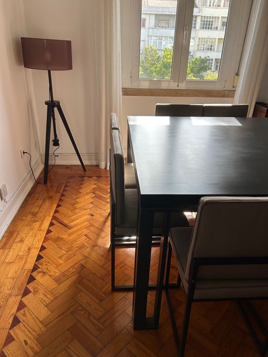 Mesa quadrada de jantar e 8 cadeiras