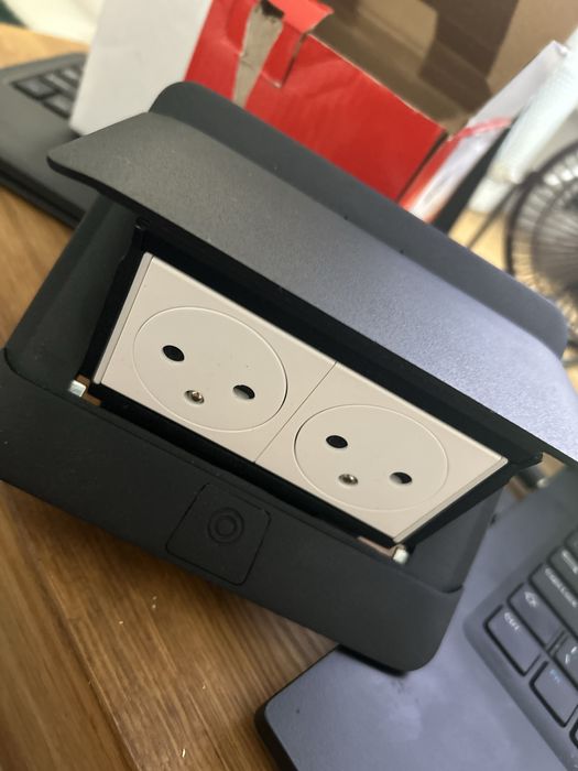 Legrand Noir Black 6 540 02 Gniazdo prądowe uchylne