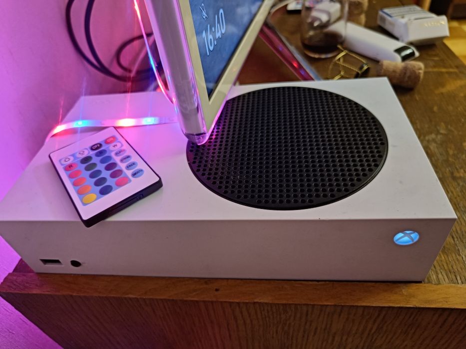Продам Xbox Series S. 512Gb. В чудовому стані!  В подарунок відам акк.