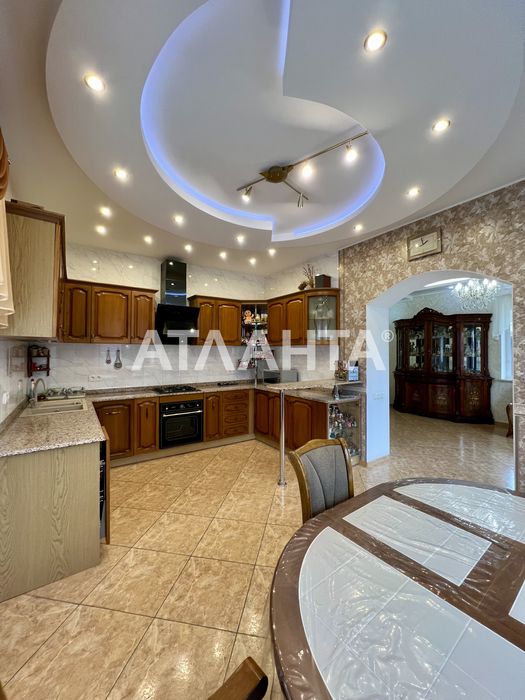 Дом с бассейном в Даче Ковалевского.