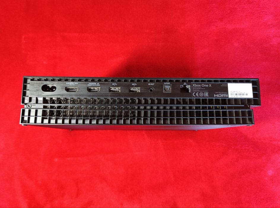 XBOX ONE X praticamente NOVA (1 tb memória)