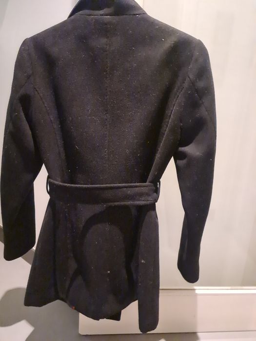 Casaco elegante, muito quente, com botões e cinto