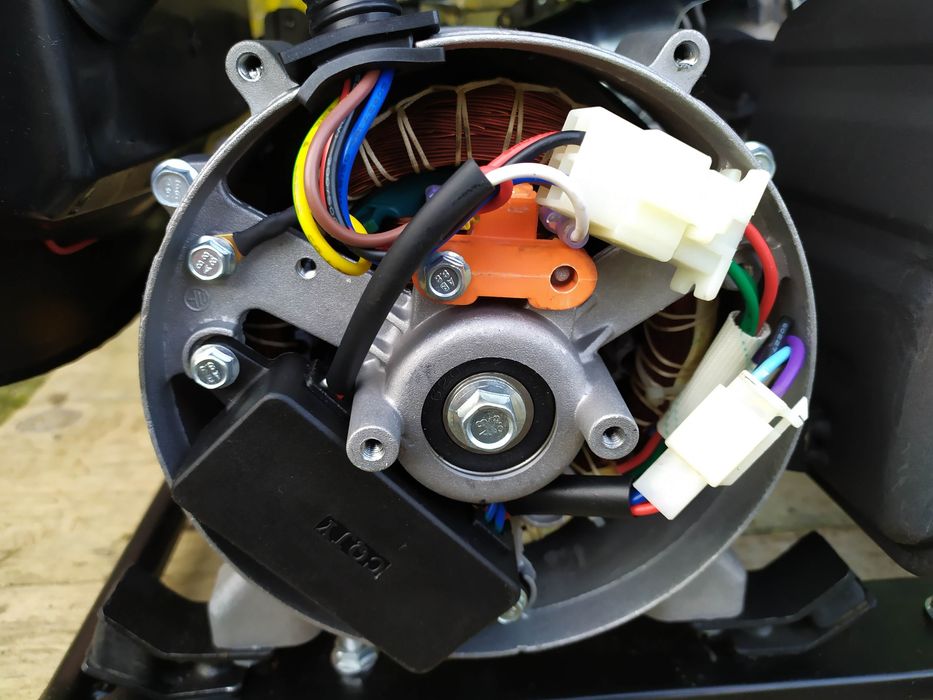 Бензиновий генератор