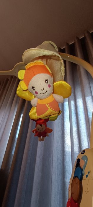 Mobile da marca Chicco para berço de bebê.