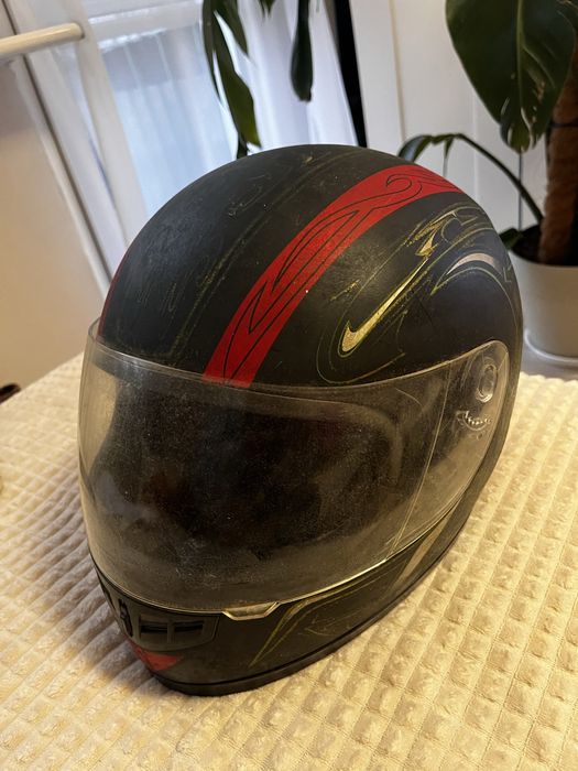 Kask czarno czerwony uzywany