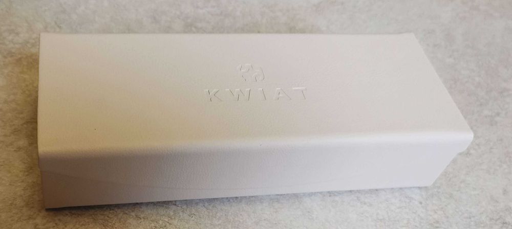 Eleganckie etui na okulary marki KWIAT beżowe skóra ekologiczna.