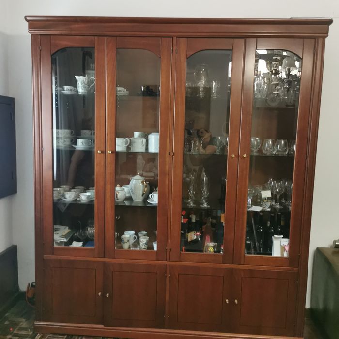 Movel  louceiro em madeira macica. Mede 2.08m de altura. 1.8 de largura e 40.cm de profundidade ,