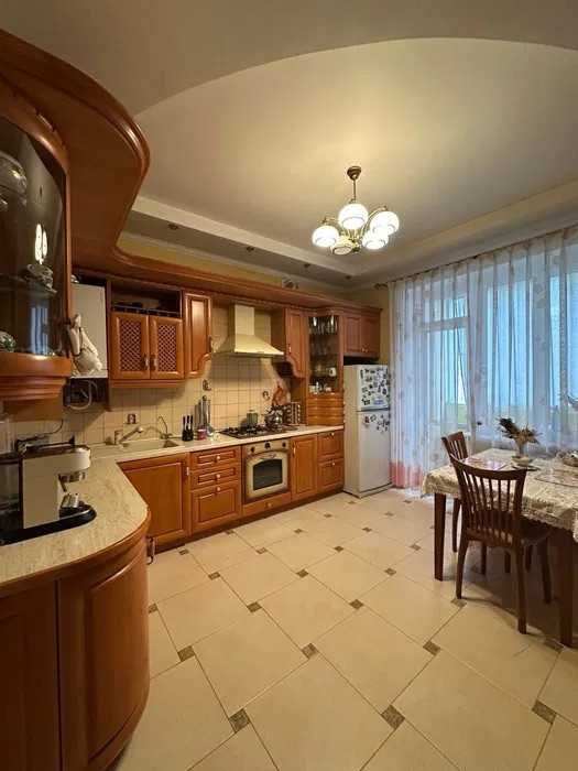 Квартира в центрі Луцька 210кв м