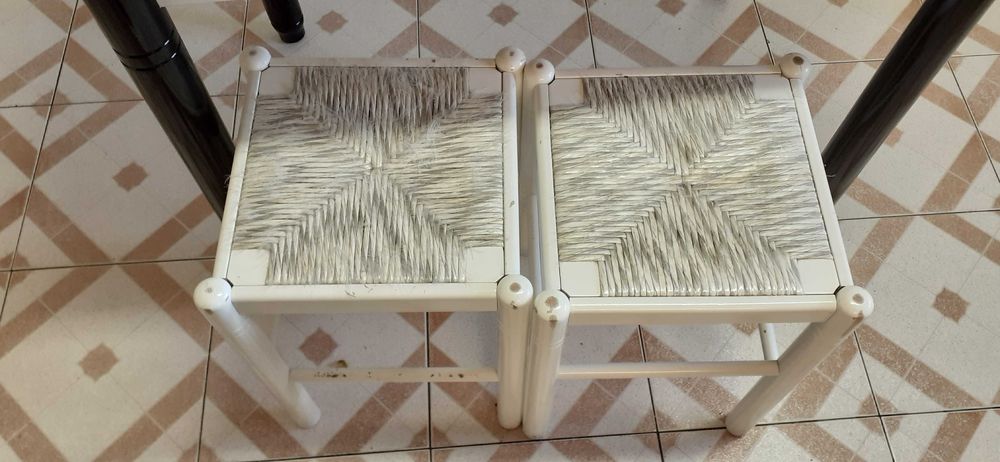 Mesa de cozinha com 2 cadeiras e 2 bancos