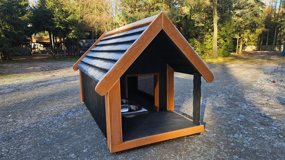 Buda dla owczarka z oknem i miskami