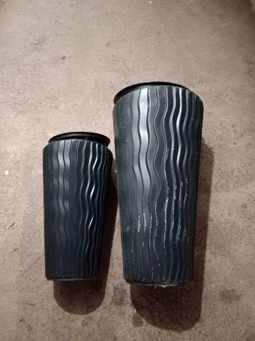 Doniczki plastikowe z wkładem.